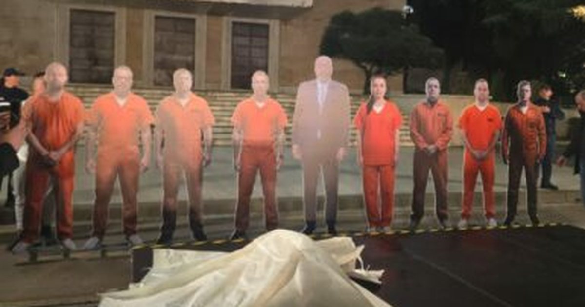 Nis protesta e PD së te Kryeministria  Zyrtarët socialistë të dënuar  vendosen  para godinës