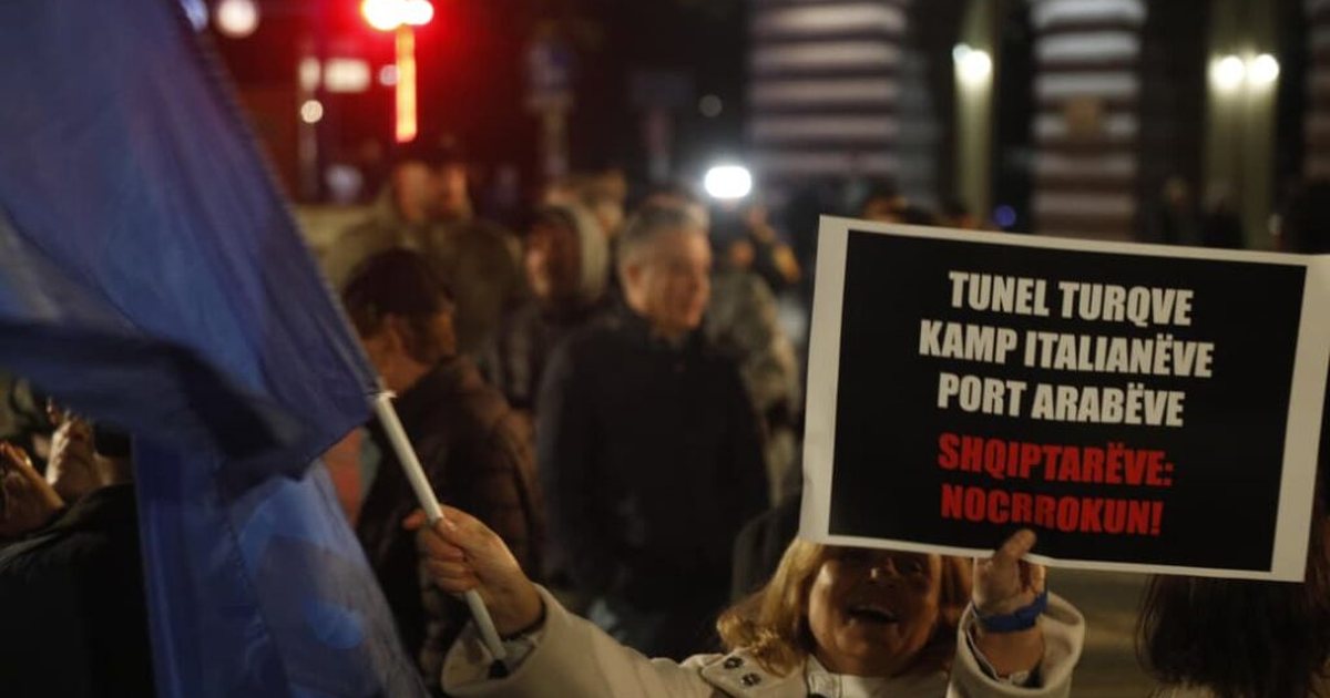 FOTO  Mesazhe kundër korrupsionit në protestë  Tunel turqve  port arabëve  Shqiptarëve  Noc Rrokun 
