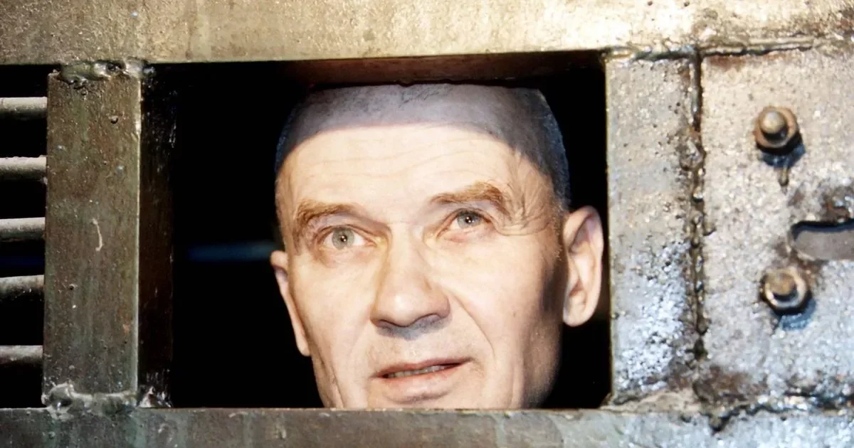  Kasapi i Rostovit  Killer i serial i dënuar për 52 vrasje dërgohet në gjykatë me kafaz çeliku 