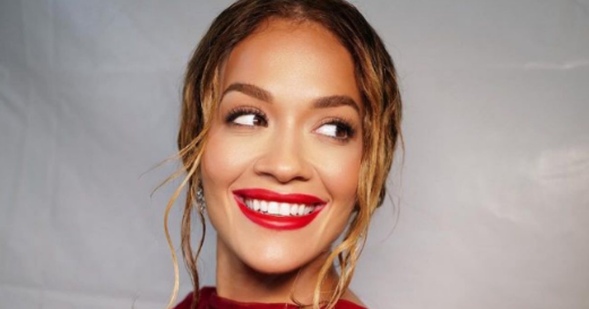 Pa reçipeta dhe me një të çarë të madhe  fustani i Rira Orës nuk i lë vend imagjinatës  FOTOT 