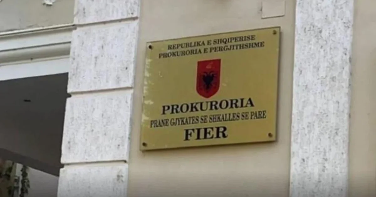 Mashtroi disa persona duke u marrë shuma parash  Prokuroria e Fierit dërgon në gjyq avokaten