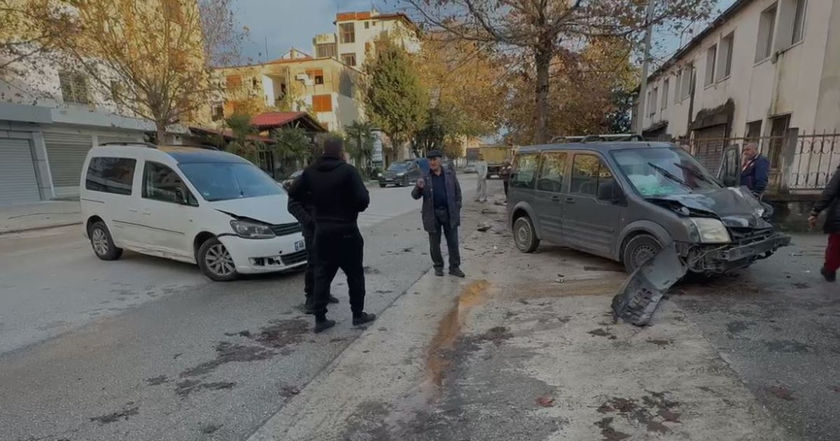 Aksident në Fier  makina humb kontrollin dhe përplas mjetin e parkuar  1 i plagosur