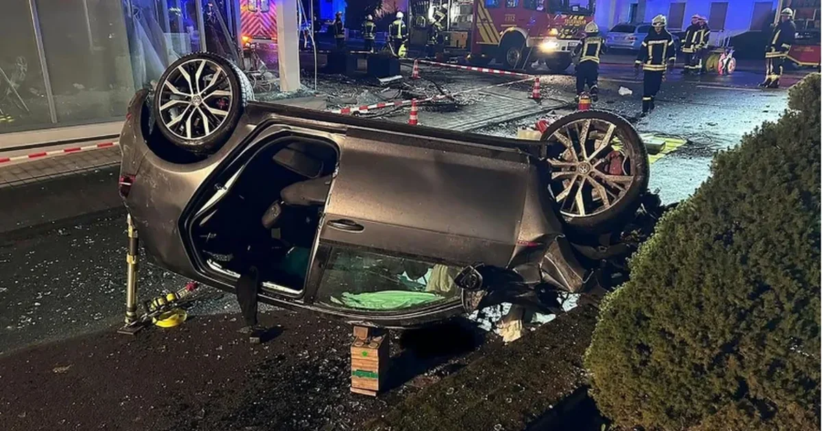 Po tentonin t i iknin nga sytë policisë  aksidentohen rëndë tre shqiptarë në Gjermani  Mjeti i tyre u përplas me