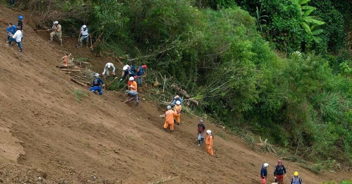 Autobusi shkollor me nxënës bie nga shkëmbi   Të paktën 10 të vdekur dhe 20 të plagosur