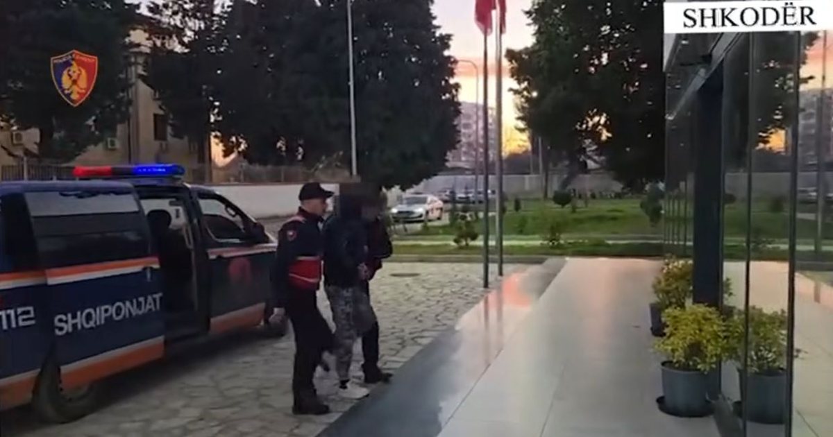 Dy automjete të djegura qëllimisht në Shkodër  zbardhet ngjarja  Arrestohet 19 vjeçari  e pëson edhe adoleshenti