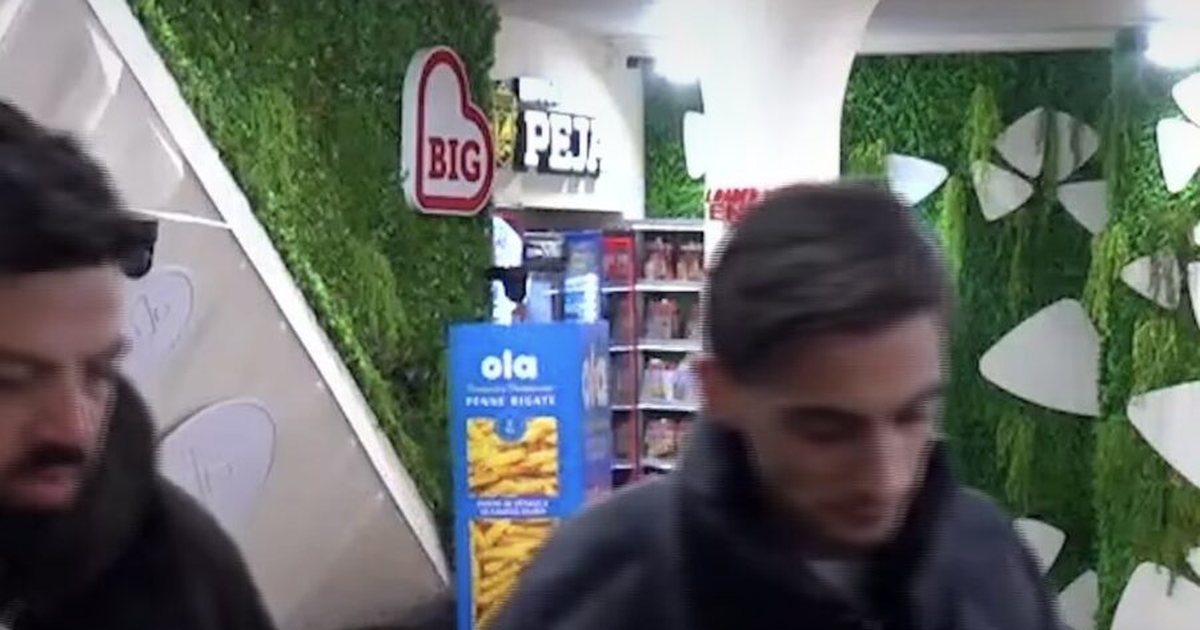  Më uli pantallonat dhe     Juxhini i tregon Stines situatën e sikletshme me njërën nga banoret 