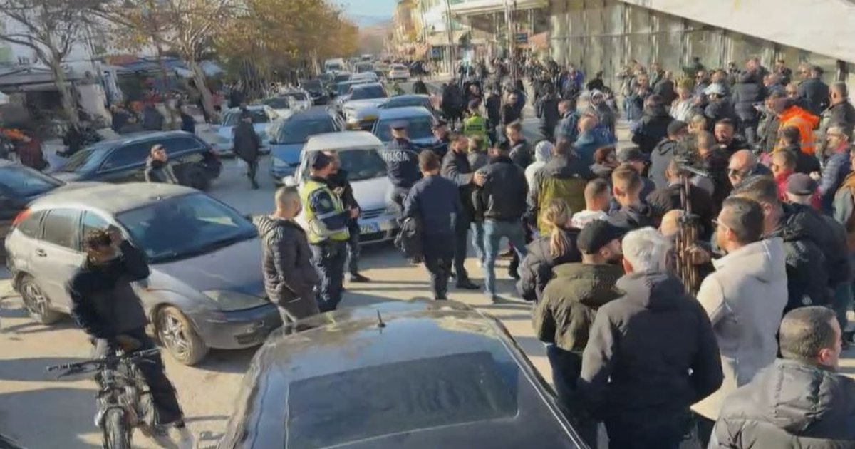  Hapni rrugën  ai po vdes aty brenda    Protesta në Vlorë  banorët  Nuk e ndalojmë ambulancën ne