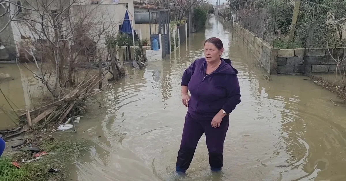 Ish këneta në Durrës  nën ujë   banorja mes lotësh  Duam dëmshpërblim  kam lënë vajzën e sëmurë 