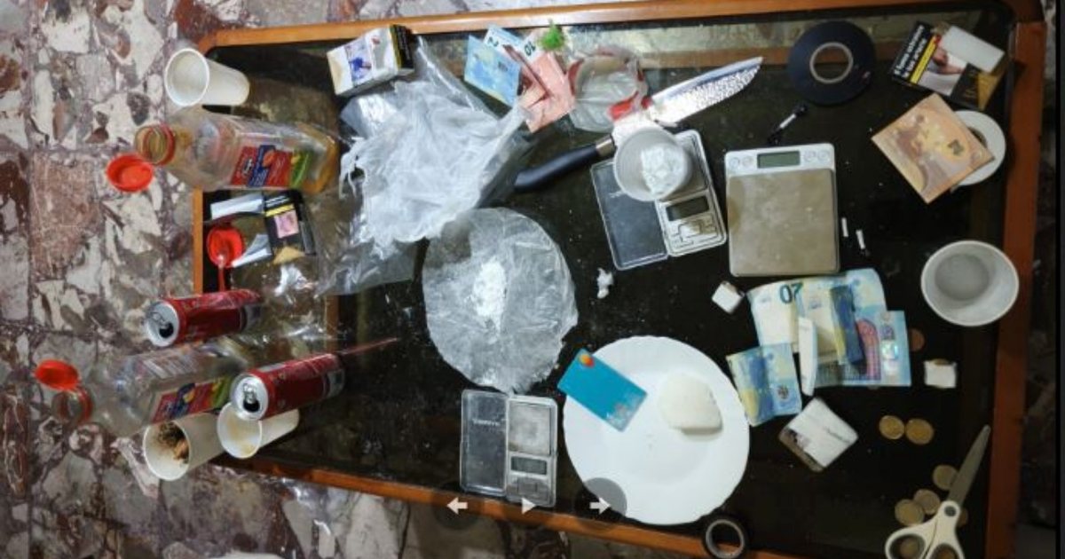 Hyri ilegalisht në Itali  shqiptari kapet duke trafikuar drogë  I gjendet edhe një bombë në shtëpi 