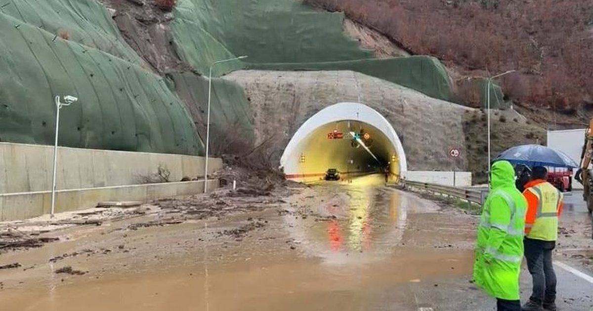 Shëmbet masivi shkëmbor  bllokohet njëra korsi në aksin Qukës Qafë Plloçë