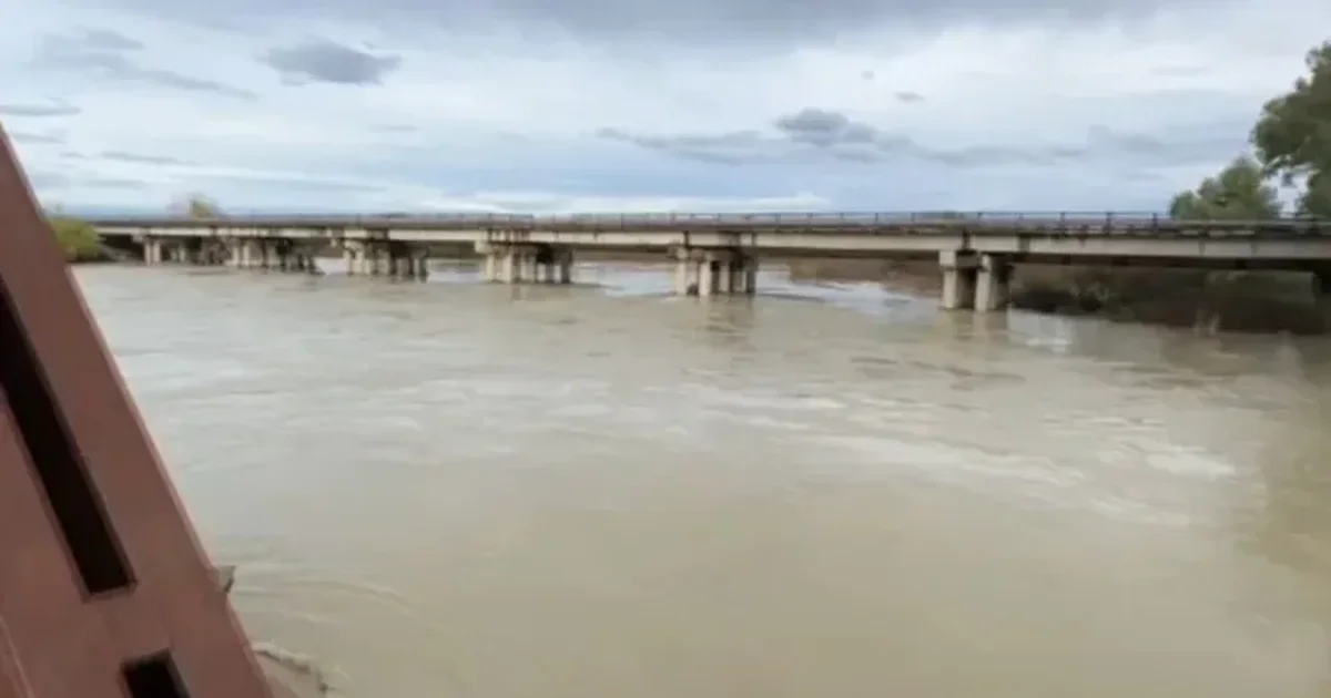 Përmbytjet në vend  Vjosa në pikën kritike  rrezikon daljen nga shtrati