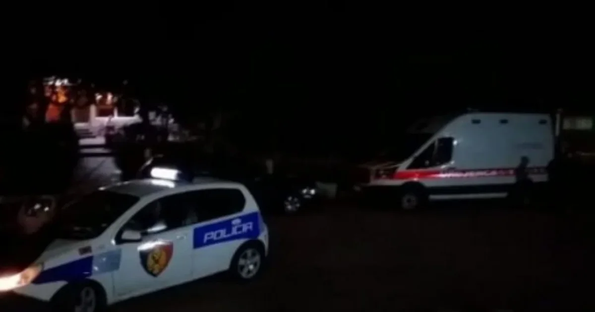 Aksident në Kavajë  makina përplaset me mjetet të parkuara dhe përmbyset  plagoset drejtuesi 24 vjeçari