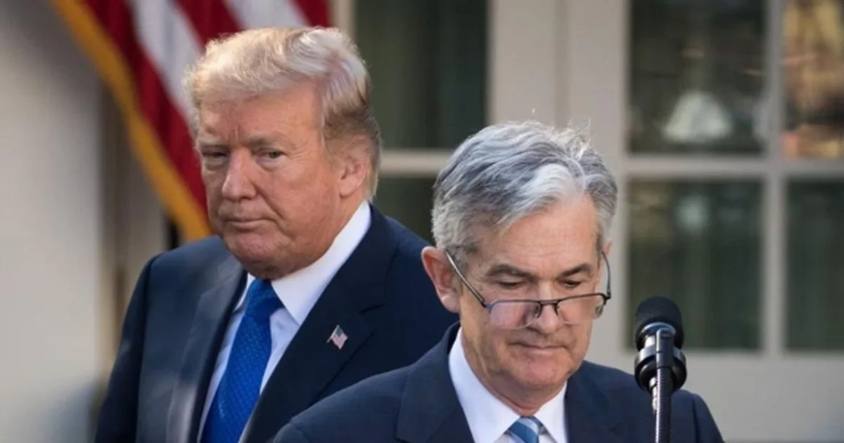 Tregjet tronditen nga përplasja Trump Powell  dollari në rënie