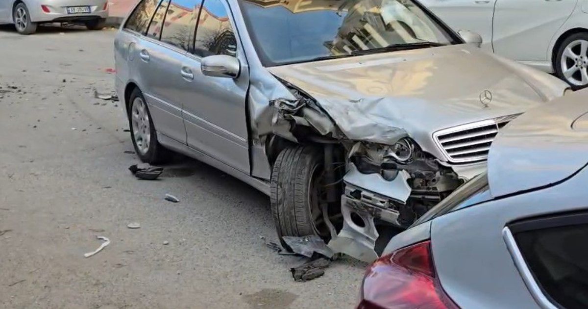 FOTO  Aksident zinxhir në Vlorë  i riu përplas 5 automjete njëra pas tjetrës