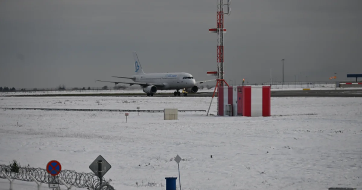 Moti i keq mbyll aeroportin e Vjenës  pista e mbuluar nga akulli   