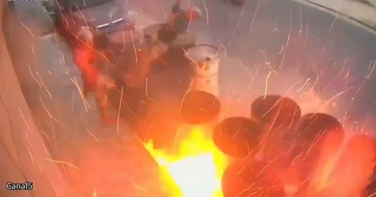 Video  Pamje tronditëse  Po luanin me çakmak pranë fuçive të naftës  dy të rinjtë filmohen kur hidhen në erë