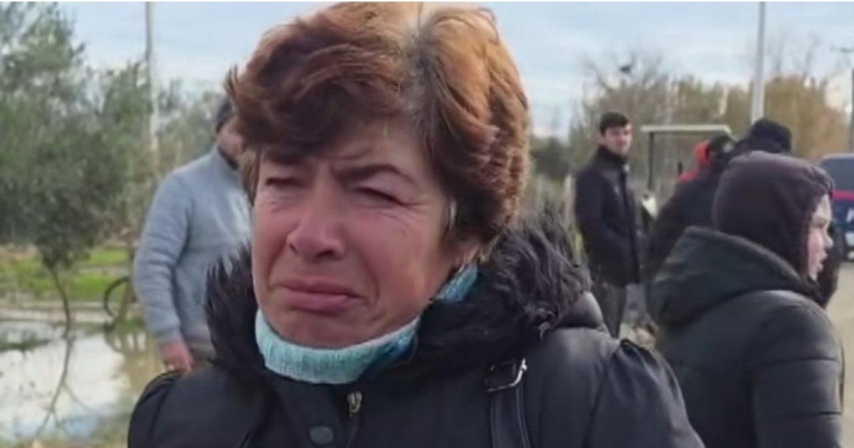  Kam burrin dhe djalin të bllokuar   Çarja e argjinaturës në Fier  gruaja mes lotësh  Uji erdhi me forcë  