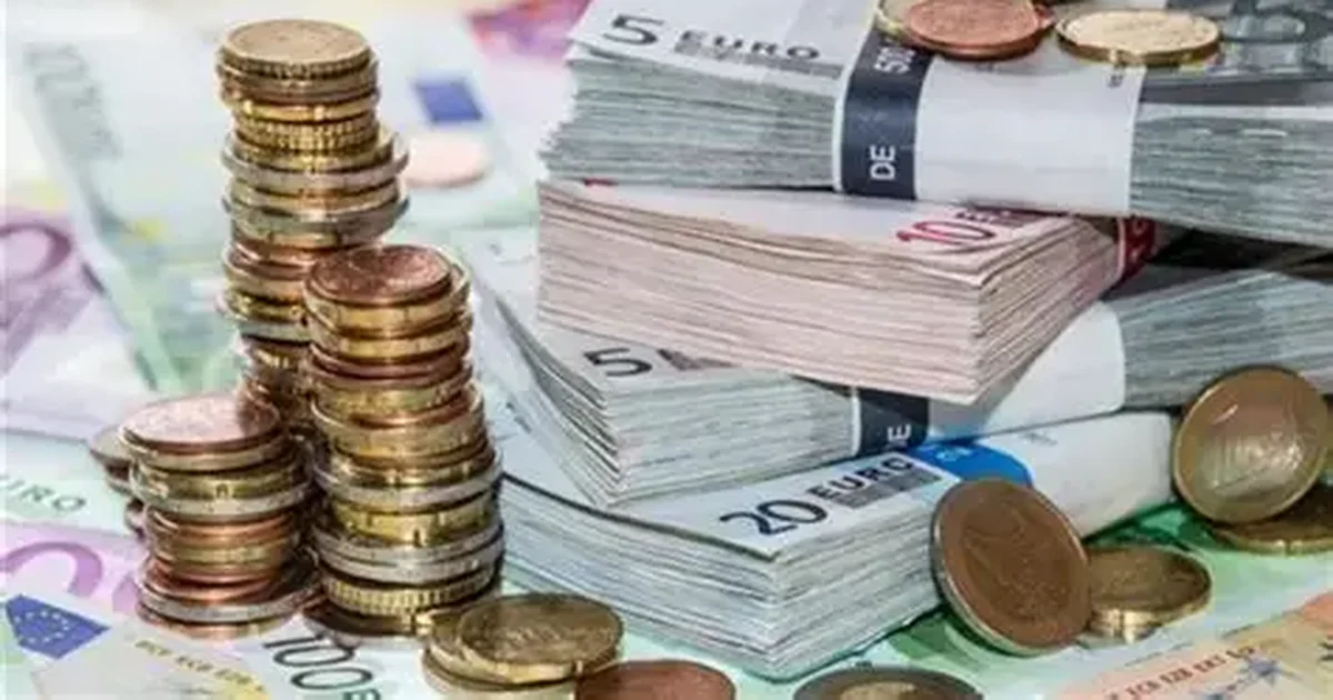 Me sa blihen e shiten dollari dhe euro  çfarë ndodh me monedhat e tjera  Këmbimi valutor 14 janar