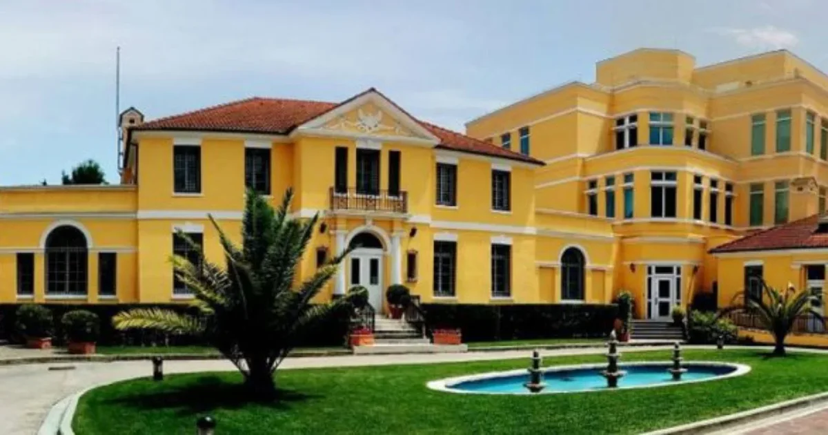 Pezullimi i vizave  Ambasada Amerikane në Tiranë  Qytetarët e vendeve të prekura mund të dorëzojnë aplikimet