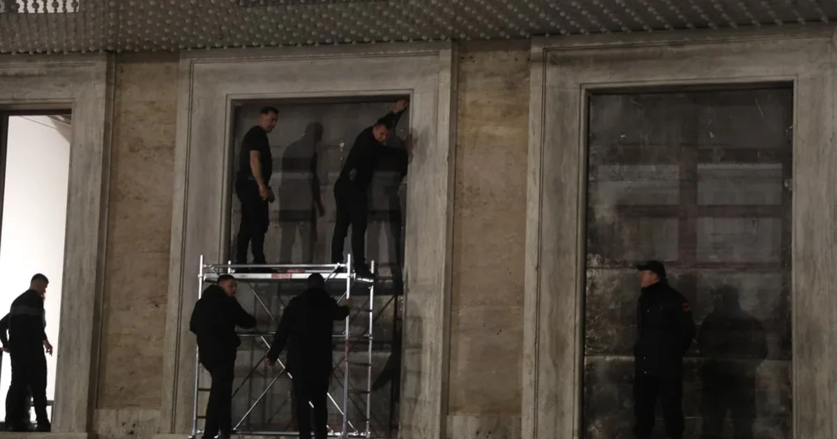  Shqipëria Bëhet  njofton protestën e radhës  Garda nis blindimin e dyerve të Kryeministrisë