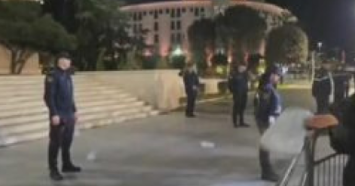 Tensionohet situata në protestën para Kryeministrisë  hidhet miell drejt policëve