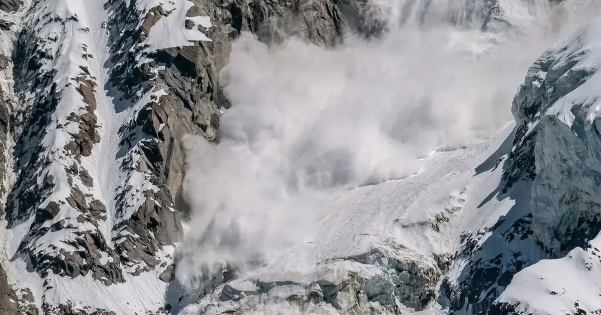 VIDEO Një ortek i tmerrshëm përfshin një vendpushim skish në Rusi