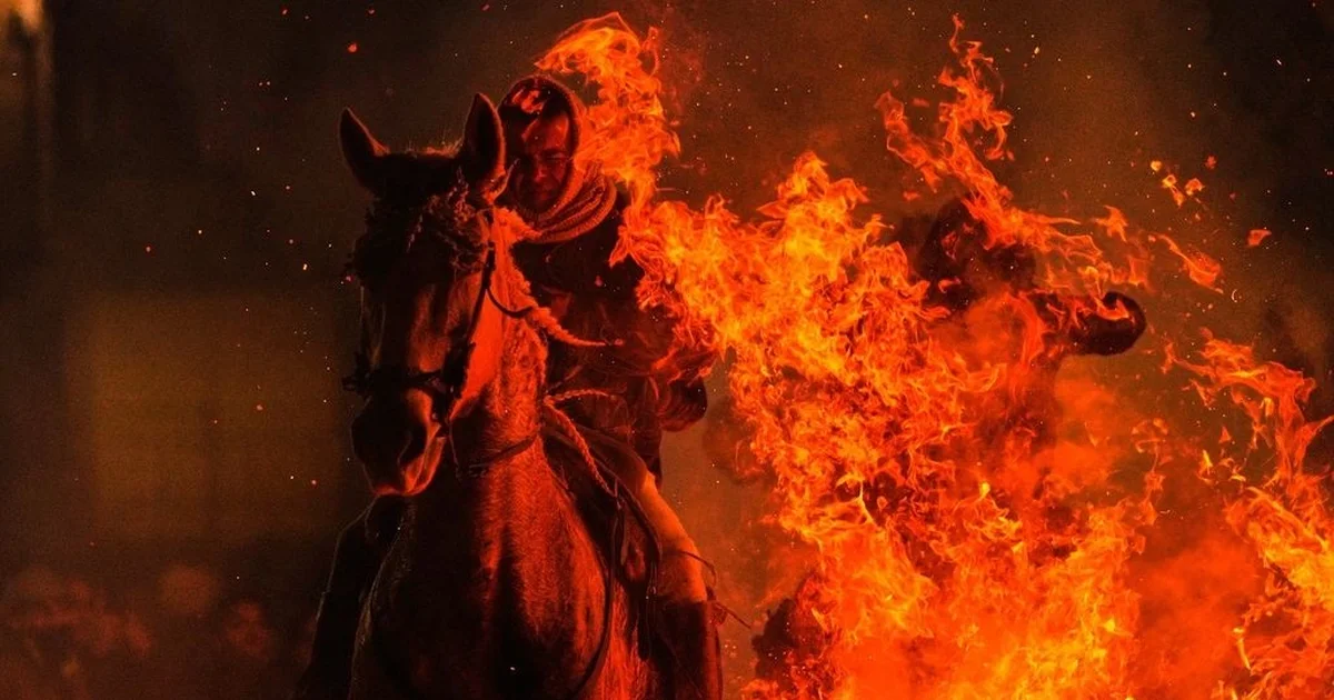 FOTO VIDEO   Kuajt  flakë  të Spanjës  tradita magjepsëse e festës së Shën Antonit