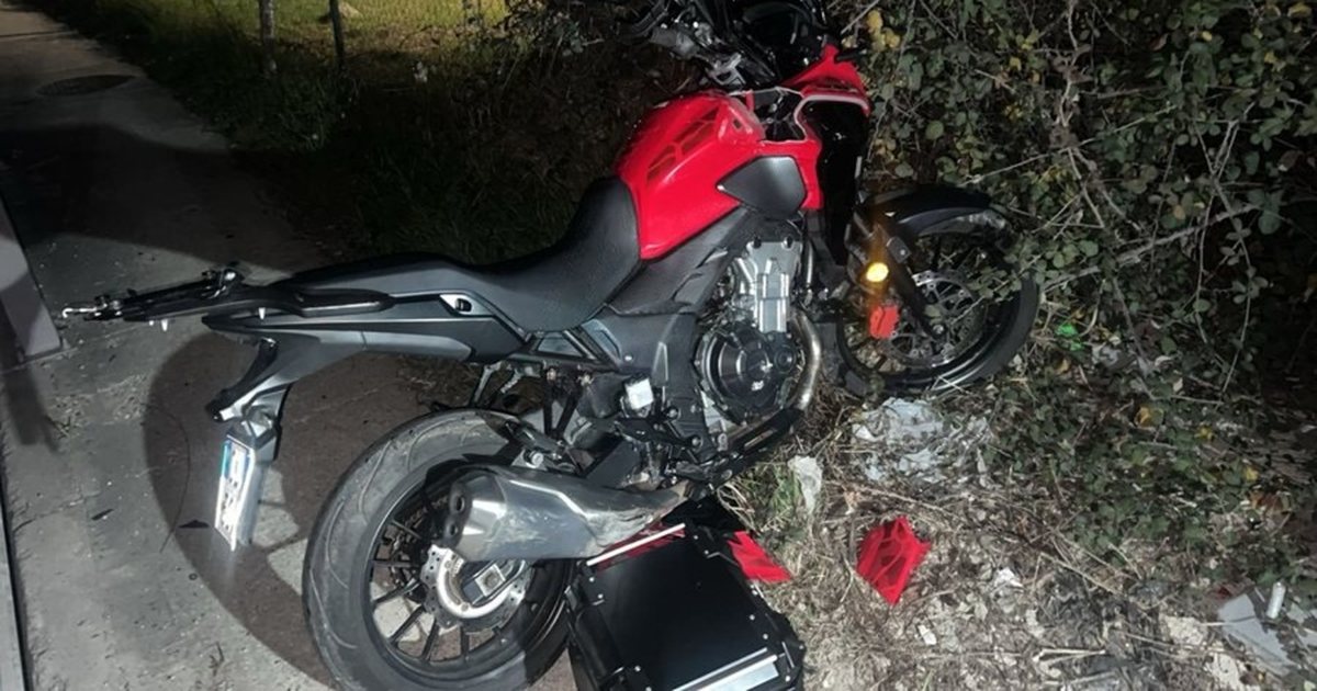 Aksident në Durrës  drejtuesi i motorit humb kontrollin dhe rrëzohet  DETAJE 