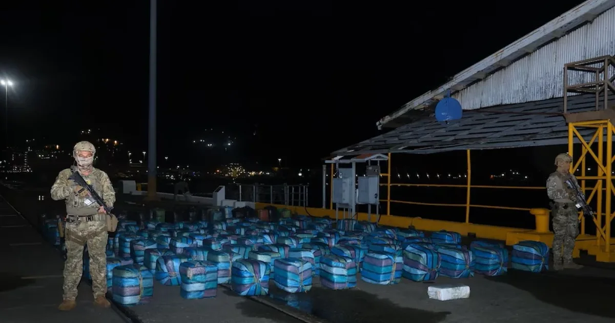 Anija ngeci në plazh pas ndjekjes  policia sekuestron 5 tonë kokainë në Panama