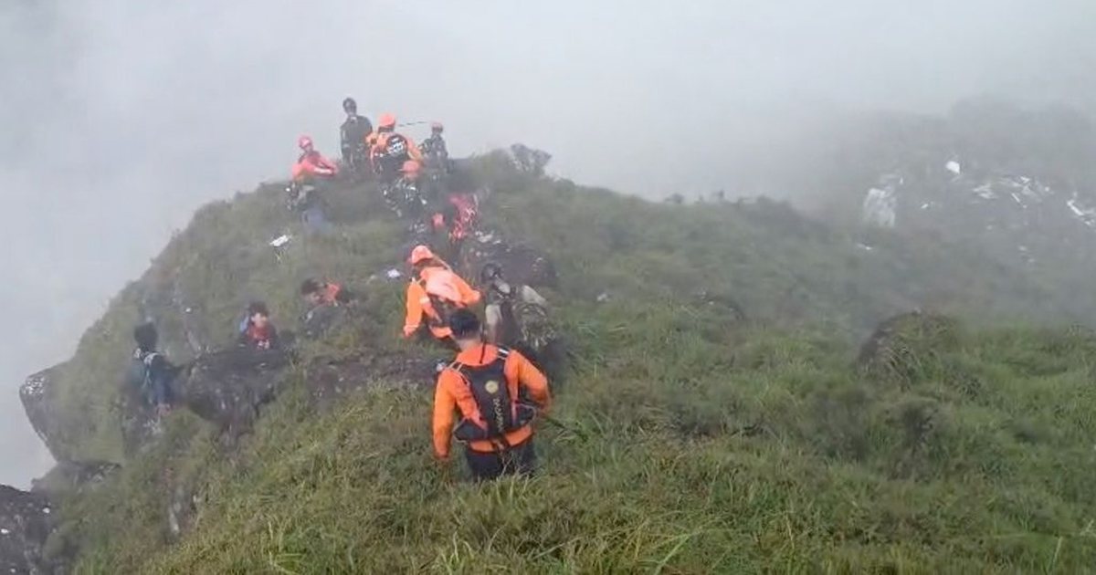 TRAGJIKE  3 pasagjerët punonjës në ministri  avioni me 11 persona në bord ZHDUKET nga radari  autoritetet japin alarmin