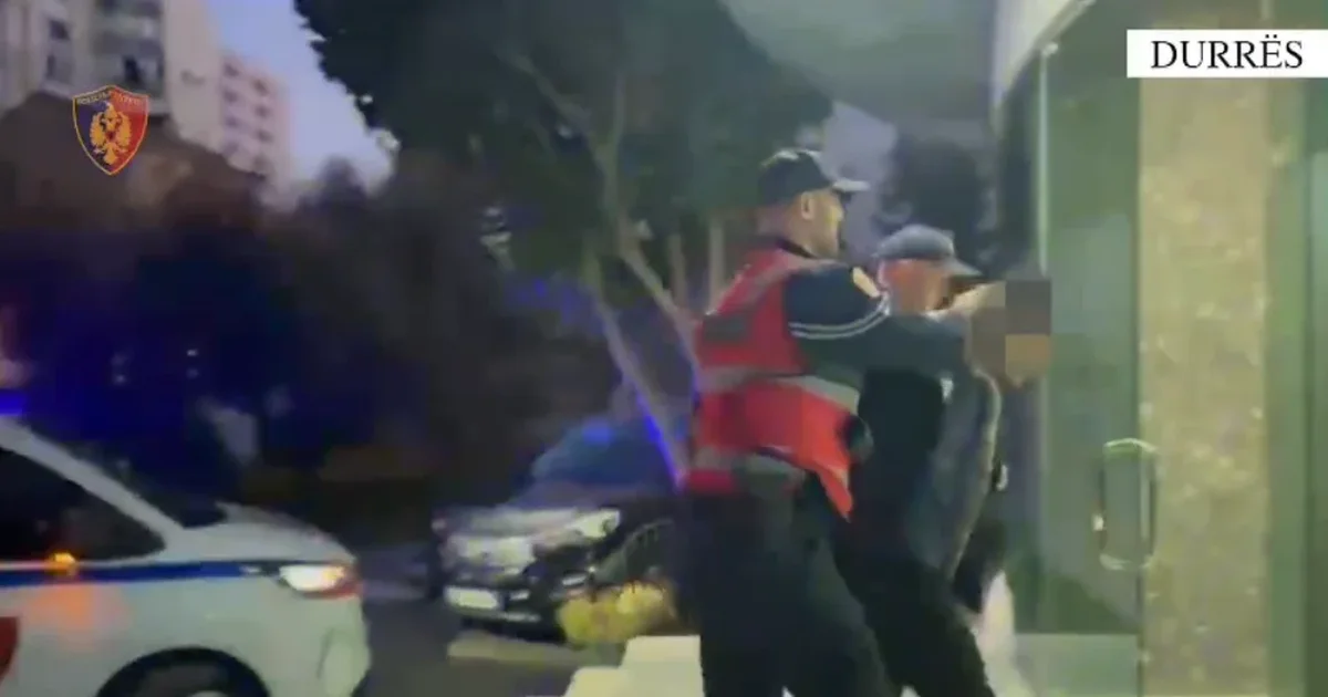 Lëvizte  sypatrembur  me armë zjarri në shëtitoren e plazhit  arrestohet i riu në Durrës  e pëson edhe shoku