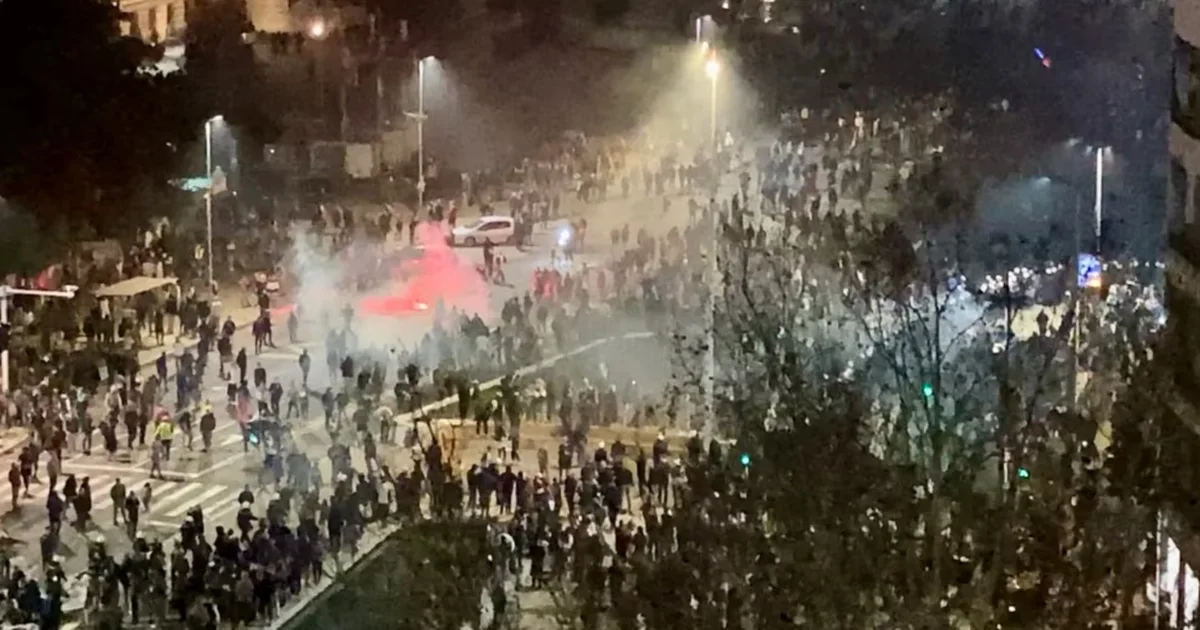 Protestat antiqeveritare në Beograd dhe akuzat se u përdor top zanor  Brukseli thirrje Serbisë  Duhet hetim dhe 