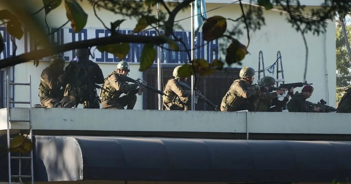 Përleshje vdekjeprurëse dhe mbyllje shkollash pas arrestimit të një udhëheqësi bande