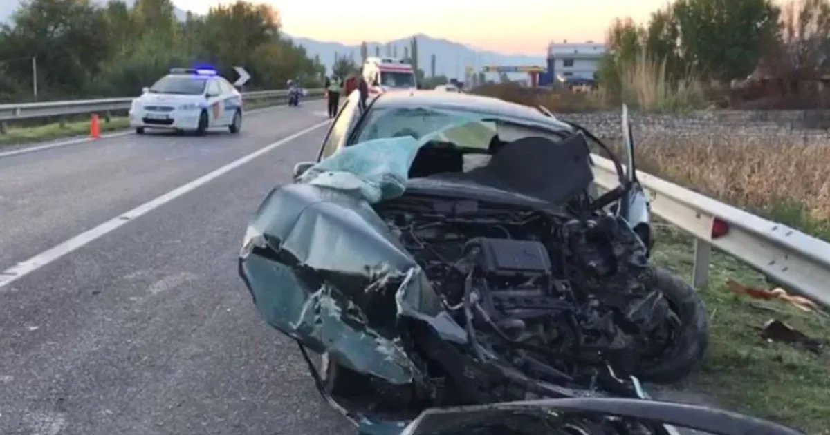 Makina përplaset me barrierat anësore në Laç  tre të rinj nisen me urgjencë në spital