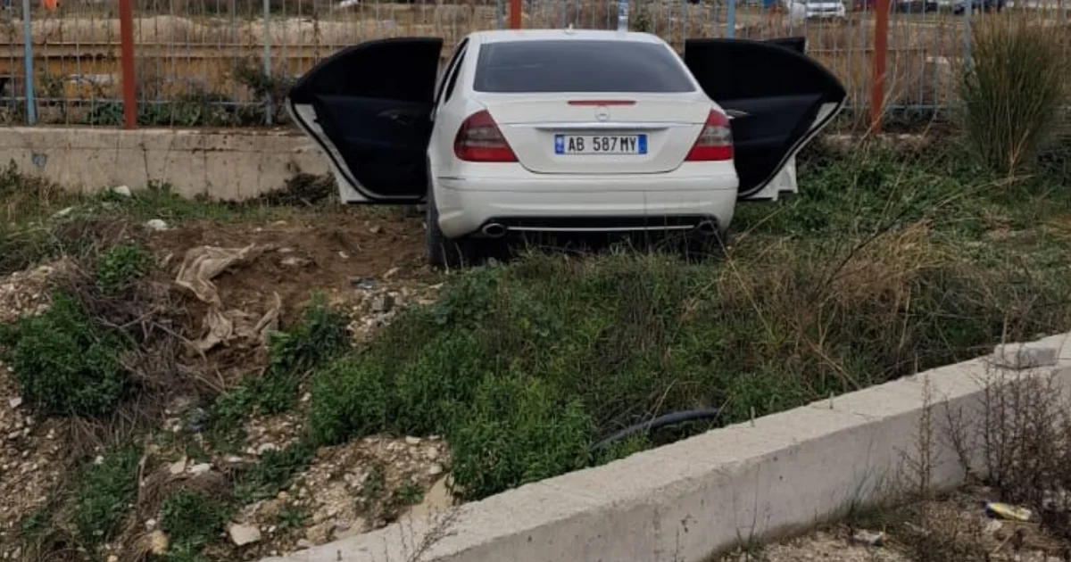 Aksident në Vlorë Orikum  makina del nga rruga  shoferja dhe 16 vjeçari   