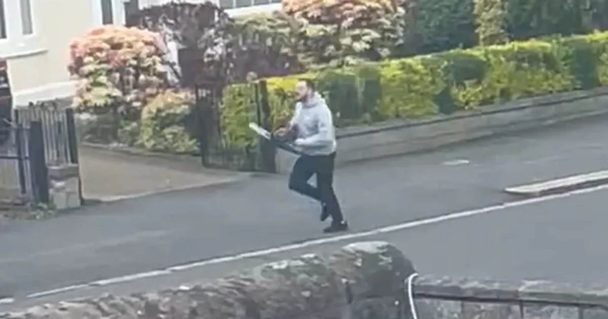 VIDEO  Ndoqi me sharrë elektrike policin në rrugë dhe goditi tavolinën e gjykatësit  dënohet me burg shqiptari në Skoci