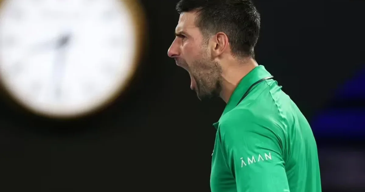 Novak Djokoviç pranë skualifikimit  për pak goditi një vajzë në fytyrë nga nervaT  rrjeti shpërthen kundër tij