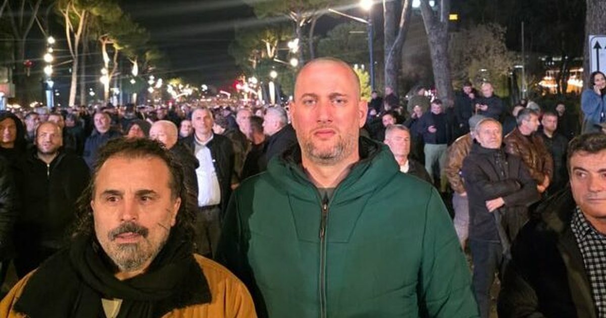 Florjan Binaj i bashkohet protestës së opozitës para Kryeministrisë