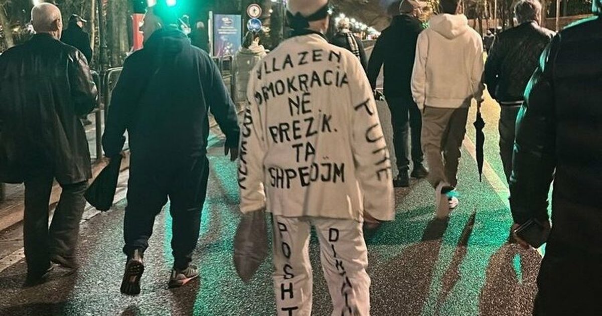  Demokracia në rrezik  ta shpëtojmë    Qytetari merr vëmendjen në protestën e PD