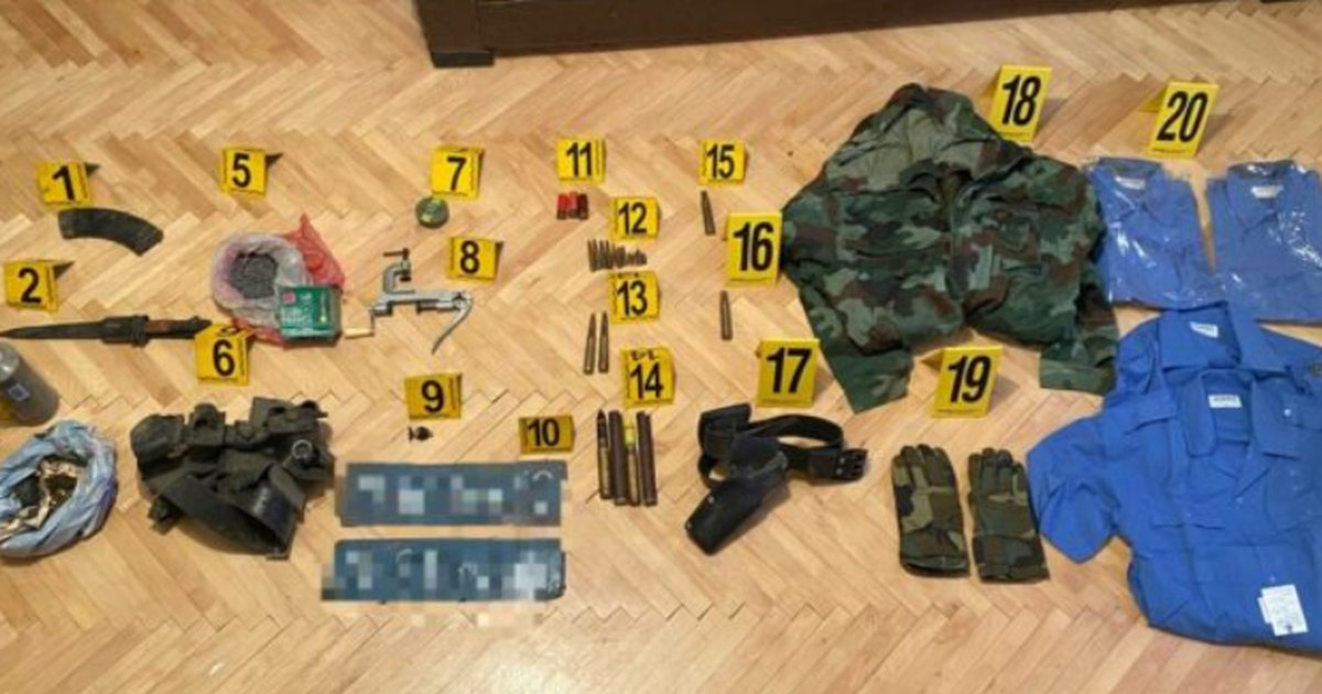 Zbulohet arsenal armësh dhe uniforma të policisë serbe në Mitrovicën e Veriut
