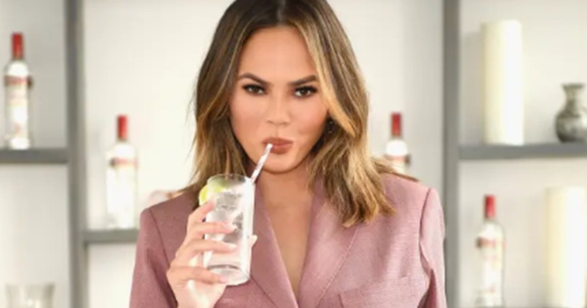  E kaloja kohën duke pirë      Chrissy Teigen flet hapur për betejën me alkoolin