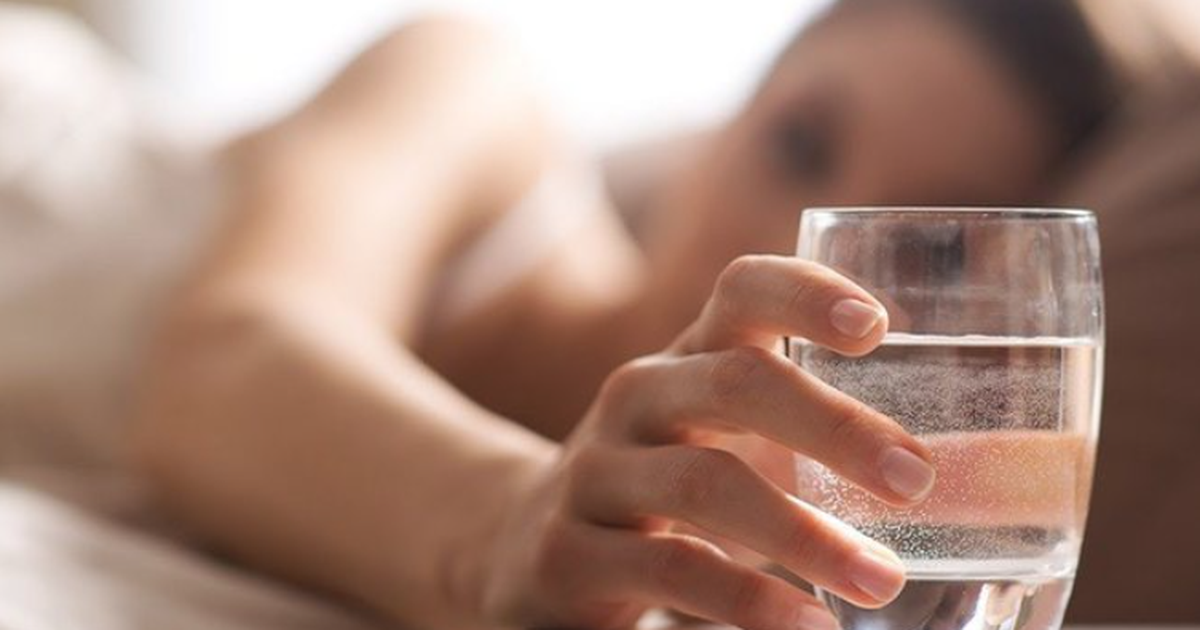 Pse duhet të pini ujë të ngrohtë 