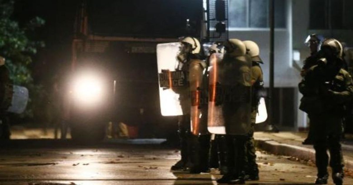 Selanik  Përplasje të ashpra me policinë pranë kampusit universitar të qytetit  Mbi 300 të ndaluar