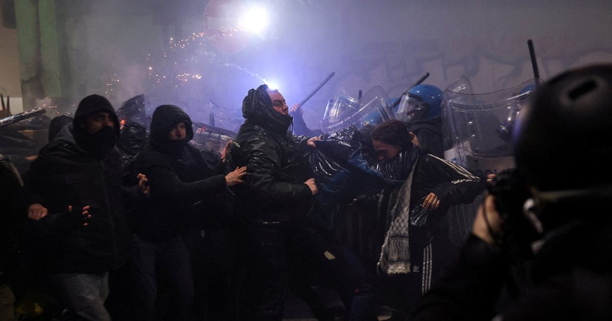 VIDEO  Përplasje pranë Fshatit Olimpik në Milano  protesta kundër Lojërave Dimërore  Fishezjarre dhe gaz lotsjellës