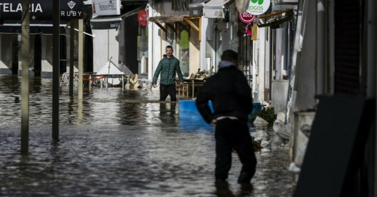 Stuhi vdekjeprurëse në Gadishullin Iberik  Humb jetën një zjarrfikës në Portugali  mijëra të evakuuar në Spanjë