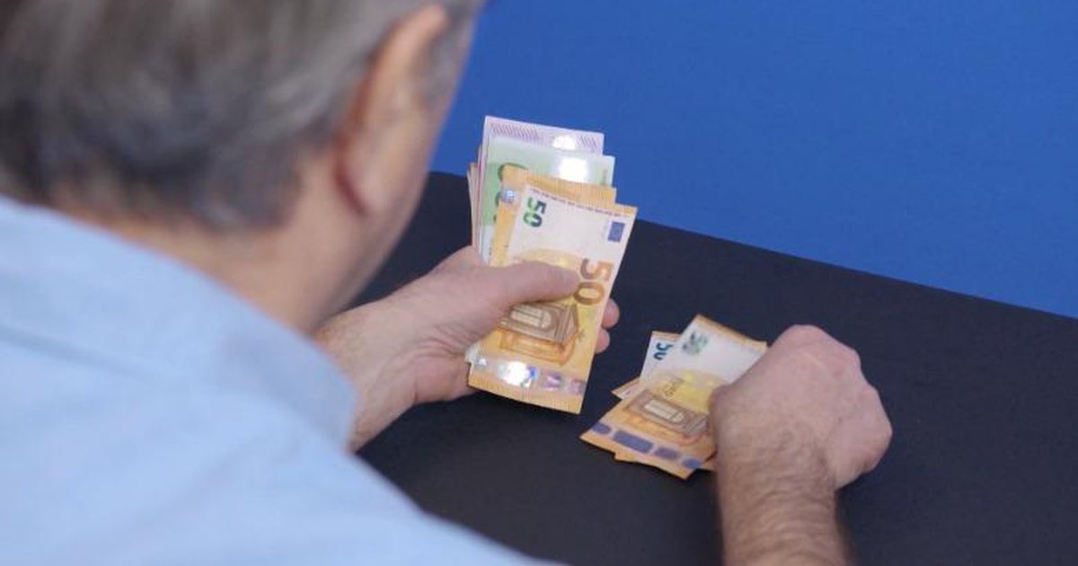 Rekord  Depozitat në banka 14 8 mld € në dhjetor  Dobësimi i euros e dollarit goditi kursimet e shqiptarëve
