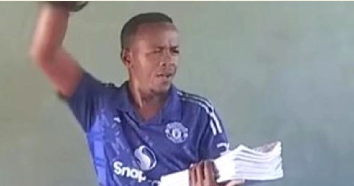 Mësuesi kenian bëhet viral  ai u mësoi nxënësve të tij himnin e Manchester United 