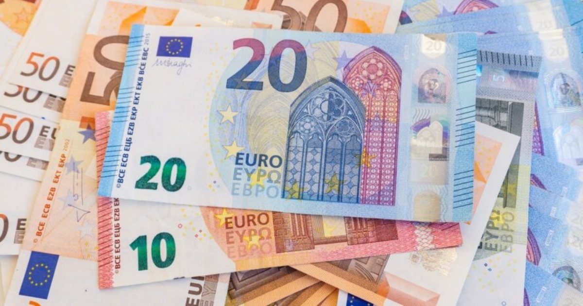 Çfarë po ndodh sot me monedhat e huaja  Ja me sa blihen e shiten dollari dhe euro  Këmbimi valutor 9 shkurt 2026