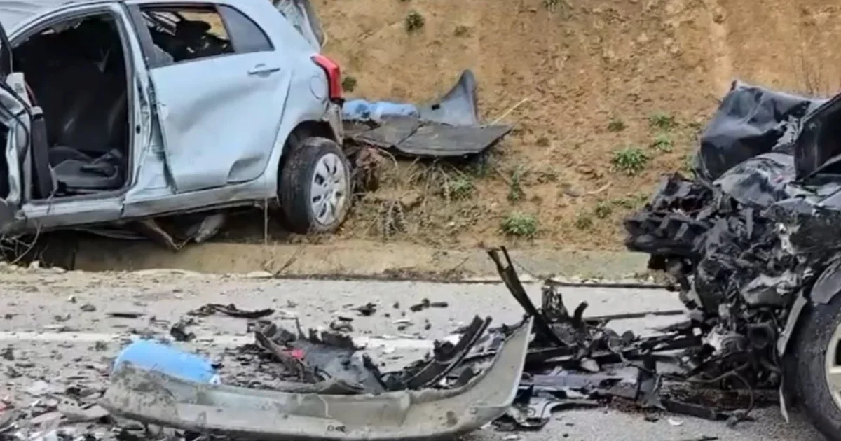 Aksident i rëndë në Vlorë  makinat përplasen me njëra tjetrën  dy të plagosur