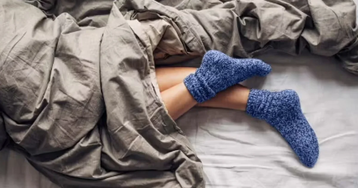 Njerëzit që flenë me çorape kanë 11 tipare personaliteti aspak të zakonshme